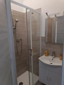 een badkamer met een douche en een wastafel bij Casa di Laura 2 in Genua