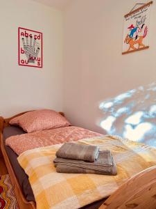 a bed with a pile of towels on top of it at Schöne Terrassenwohnung zwischen Giessen und Marburg in Staufenberg +29 photos