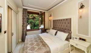 Un dormitorio con una cama grande y una ventana en Zeynep Sultan Hotel, en Estambul