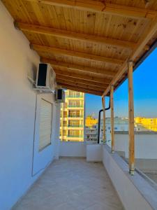uma varanda com um telhado de madeira e uma televisão em Luxury Durres Apartament Sea View em Durrës
