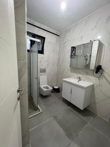 een badkamer met een wastafel en een toilet bij Luxuryyy in Istanbul