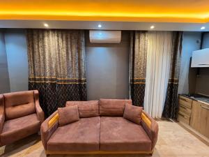 een woonkamer met een bank en een televisie bij Luxuryyy in Istanbul