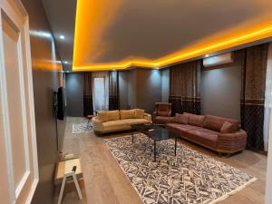een woonkamer met 2 banken en een televisie bij Luxuryyy in Istanbul