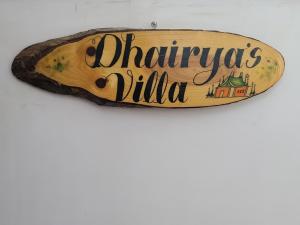 Ein Schild, auf dem Chihuaillailla auf einer Banane steht. in der Unterkunft Dhairya's Villa Home Away From Home in Jammu