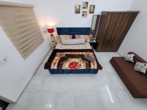 1 Schlafzimmer mit 2 Betten in einem Zimmer in der Unterkunft Dhairya's Villa Home Away From Home in Jammu