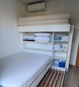 a small bedroom with a bed and towels at Apto completo praia Caioba in Matinhos