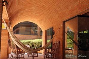 um pátio com uma rede de descanso num edifício de tijolos em Sítio em Itapecerica da serra em Itapecerica da Serra