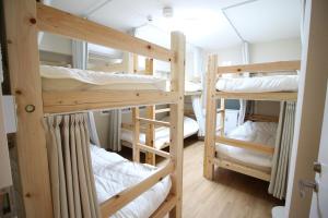 Giường tầng trong phòng chung tại Glocal Nagoya Backpackers Hostel