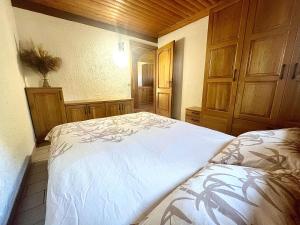 Uma cama ou camas num quarto em Cosy cottage in countryside