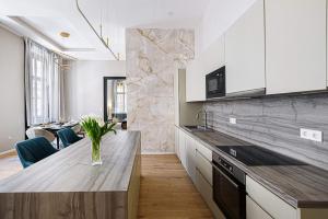 Luxurious & Spacious Central Apartment in the Kertesz Street 1073 Budapest, 22 Kertész utca kép - 2