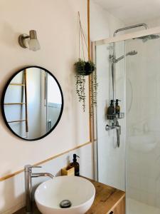 La salle de bains est pourvue d'un lavabo et d'un miroir. dans l'établissement cabaña CasaOtto, à Los Caños de Meca