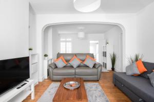 sala de estar con sofá y mesa en Cloud9 Accommodation, en Croydon