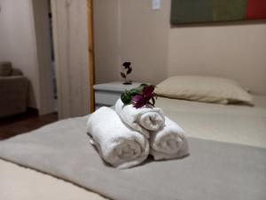 a towel animal sitting on top of a bed at Casinha Verde in Passa Quatro