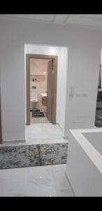 Dieses weiße Zimmer verfügt über ein Waschbecken und ein Badezimmer. in der Unterkunft Sweet home three bedroom house in Sousse