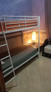 フェズにあるChez hafidのベッドルーム(ランプ付きの二段ベッド付)