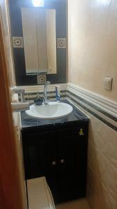 フェズにあるChez hafidのバスルーム(洗面台、鏡付)