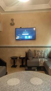 sala de estar con sofá y TV de pantalla plana en Chez hafid en Fez