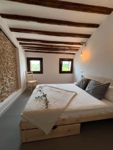 1 dormitorio con 1 cama grande con marco de madera en Mas d'en Jan en Roquetas
