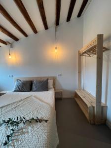1 dormitorio con cama y marco de madera en Mas d'en Jan en Roquetas