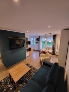 ein Wohnzimmer mit einem Sofa und einem Tisch in der Unterkunft Apartament U Janicka in Zakopane
