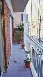 un balcón con macetas en un edificio de ladrillo en Clásico y moderno departamento - olivos in 