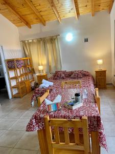 un soggiorno con 2 letti e un tavolo di Alboraya apartamentos a Dina Huapi