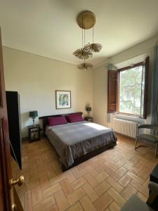 Un dormitorio con una cama grande y una ventana en Villa Natalina B&B en Pisa