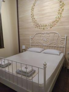 - une chambre avec un lit blanc recouvert d'une couronne dans l'établissement MOLYVOS BOUTIQUE HOUSE, à Mithimna