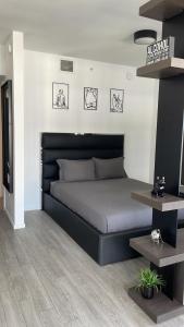 1 dormitorio con 1 cama con cabecero negro en Beautiful downtown ocean view., en Miami