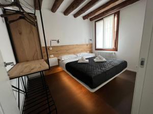Postel nebo postele na pokoji v ubytování Venice Luxury Suite - Private Jacuzzi and Design