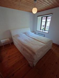 1 dormitorio con 1 cama blanca grande y ventana en Villa Naffen1 en Malmö