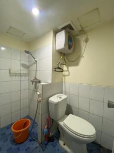 y baño con aseo y ducha. en The jarrdin KeapartAJJA, en Bandung