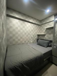 1 dormitorio con 1 cama en una habitación en The jarrdin KeapartAJJA, en Bandung