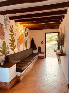 - un salon avec un canapé dans une maison dans l'établissement Hostal Casa Ceiba, à Barichara