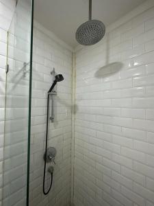 イスタンブールにあるKonak suiteのバスルーム(シャワー、シャワーヘッド付)が備わります。
