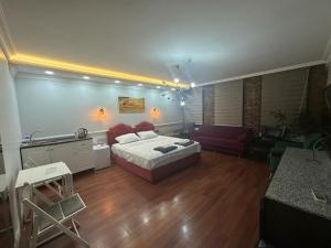 イスタンブールにあるKonak suiteのベッドルーム1室(ベッド1台付)、リビングルームが備わります。