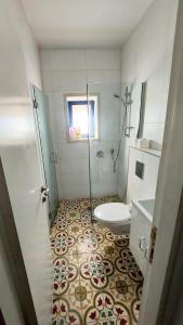 La salle de bains est pourvue d'une douche, de toilettes et d'un lavabo. dans l'établissement Unique&Warmy place in the Dead Sea, à Ovnat