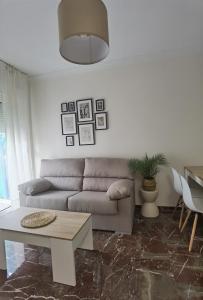 sala de estar con sofá y mesa en Apartamento DREAM BAENA en Baena
