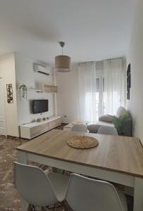 sala de estar con mesa y sillas en Apartamento DREAM BAENA en Baena