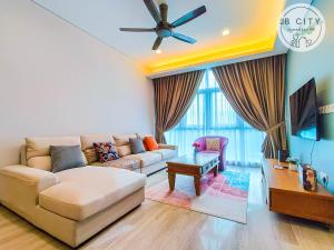 Pine Tree Suites by RR JBcity的电视和/或娱乐中心