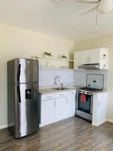 una cucina con frigorifero in acciaio inossidabile e piano cottura di Miski House 2 a Urbanizacion Buenos Aires