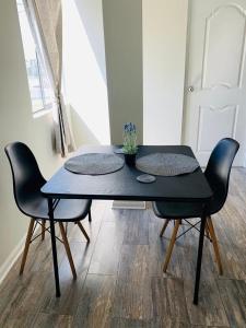 una mesa negra y sillas en una habitación en Miski House 2, en Urbanizacion Buenos Aires