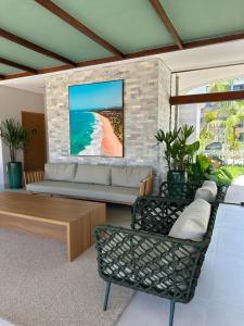 - un salon avec un canapé et une table dans l'établissement Mana Beach Experience, à Ipojuca