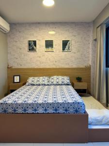 - une chambre avec un lit et une couette bleue et blanche dans l'établissement Mana Beach Experience, à Ipojuca