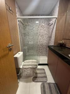 La salle de bains est pourvue de toilettes et d'une douche en verre. dans l'établissement Mana Beach Experience, à Ipojuca