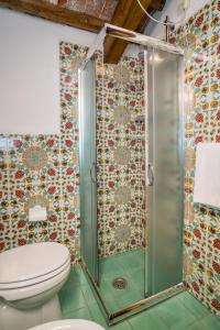 y baño con aseo y ducha. en Agriturismo Tenuta Castel Venezze, en San Martino di Venezze
