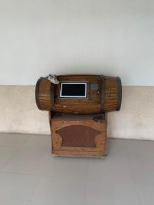 une petite télévision assise au-dessus d'une boîte en bois dans l'établissement Terraza gardenia, à Guadalajara
