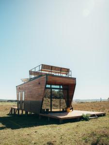 a tiny house on a platform in a field at Valle Fiori in Balsa Nova