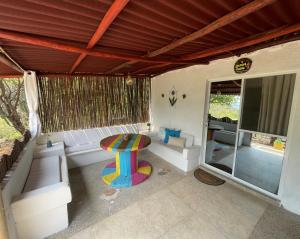 uma sala de estar com uma mesa e um banco em Puro Paraíso Eco Hotel em Taganga