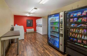 ein Zimmer mit einem Soda-Kühlschrank in einem Geschäft in der Unterkunft Extended Stay America Suites - Salt Lake City - Union Park in Midvale